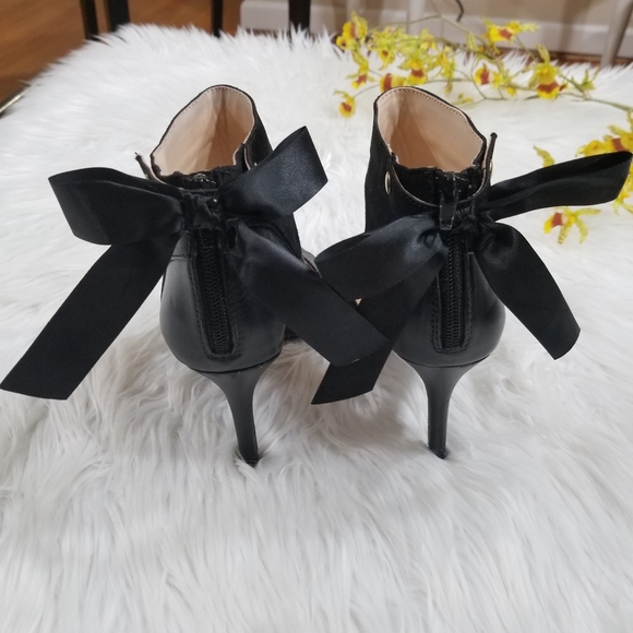 METAPHOR Open Toe Bow Heels Cut On The Black Sides, SIZE 8M, Zipper closure. - Picture 15 of 17